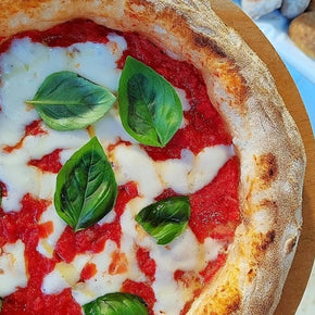 Pizza margherita senza glutine con basilico fresco