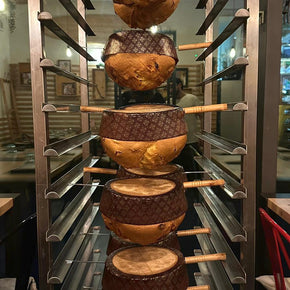 Panettoni appesi a testa in giù dopo la cottura