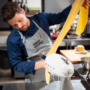 Chef Mirco Telini prepara la pasta fresca a Talent Kitchen